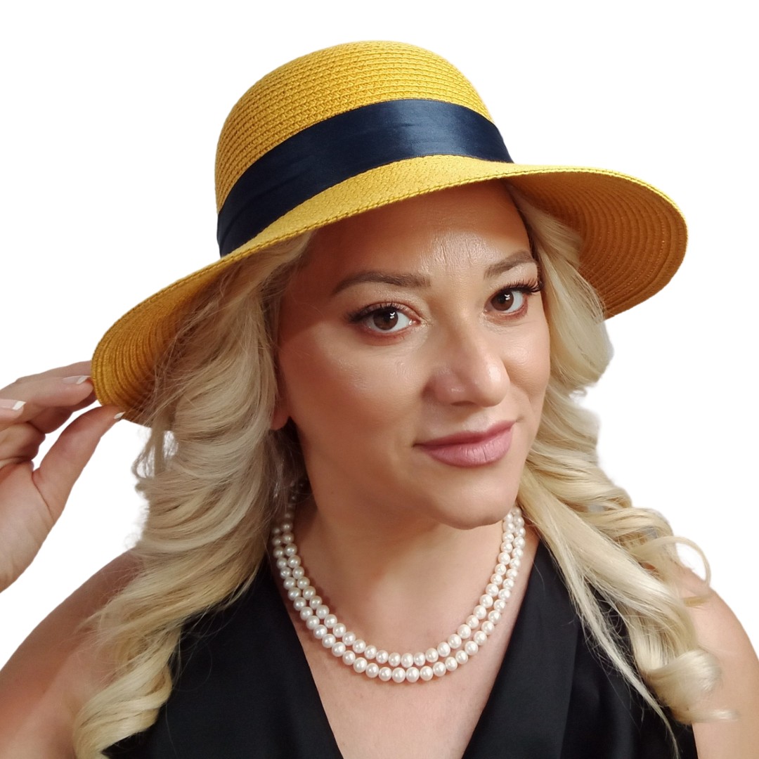 Colier Dublu cu Perle Naturale Albe 6–7 mm, Calitatea AA+, Pe Model cu Pălărie Galbenă, Vedere Frontală Zâmbitoare